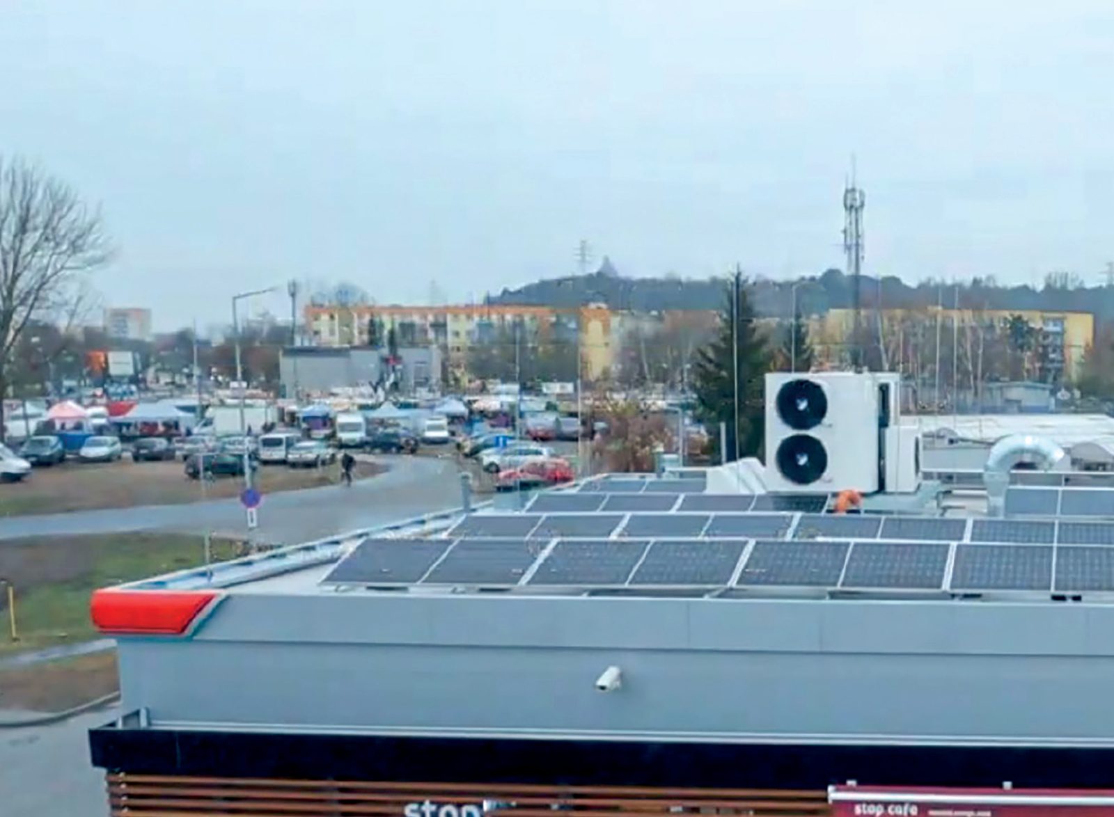 Fotowoltaika i agregat MultiEnergy na dachu stacji